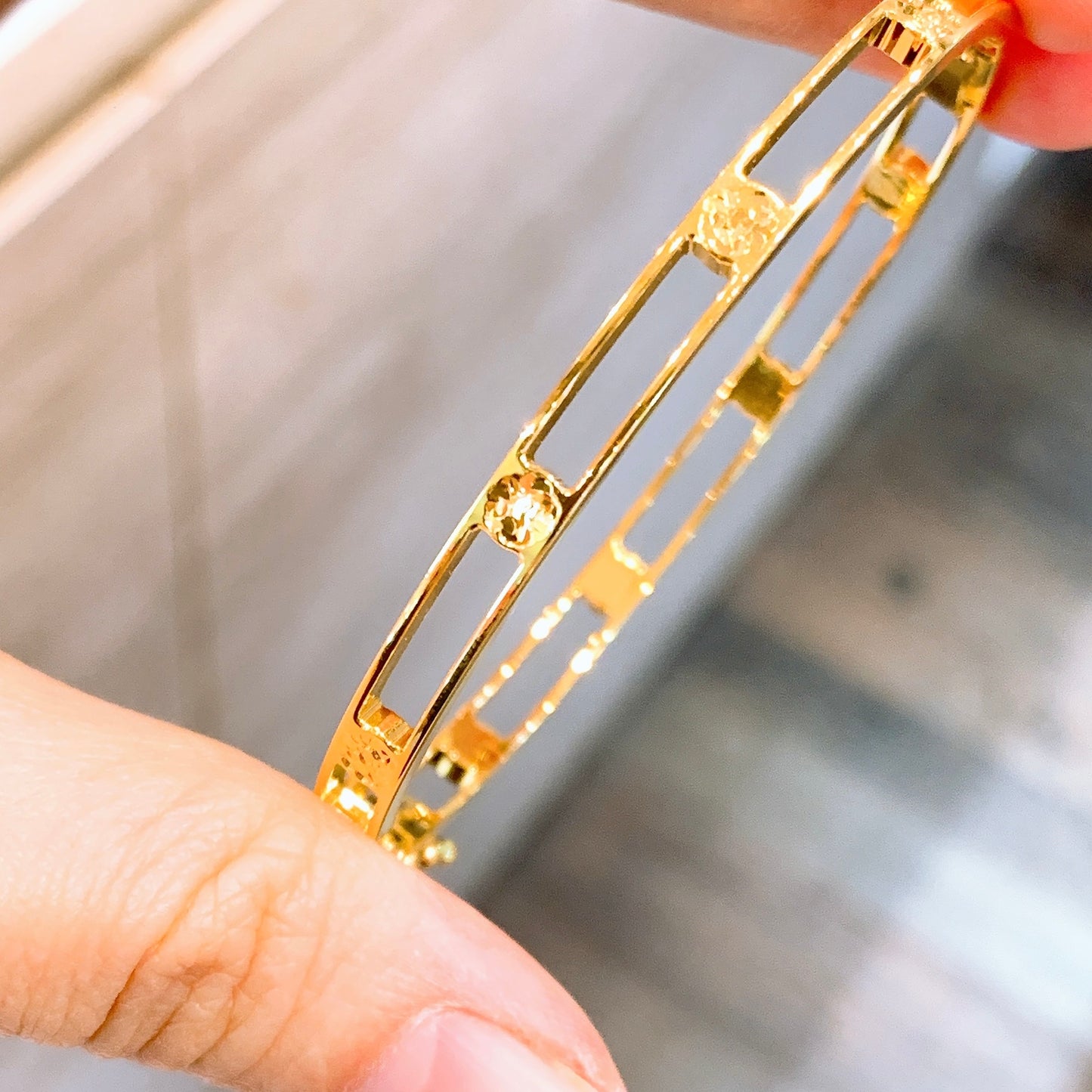 Crushed Ice Dotted Bangle - Oval
