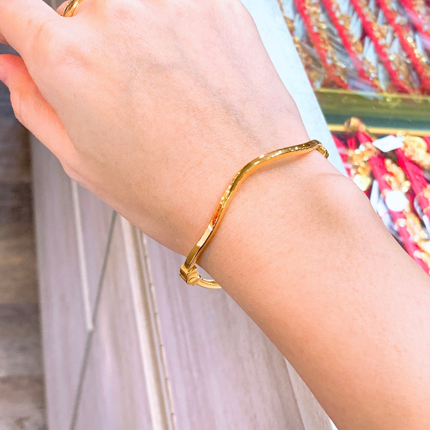 Fine Wavy Polished Bangle - Oval